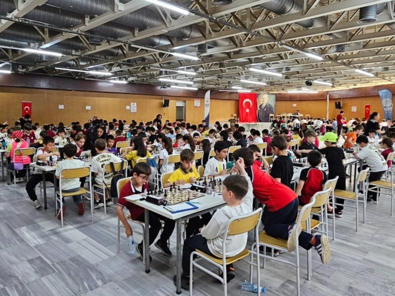 Gölcük’te 235 Öğrenci Satrançta En İyi Hamle Mücadelesine Başladı
