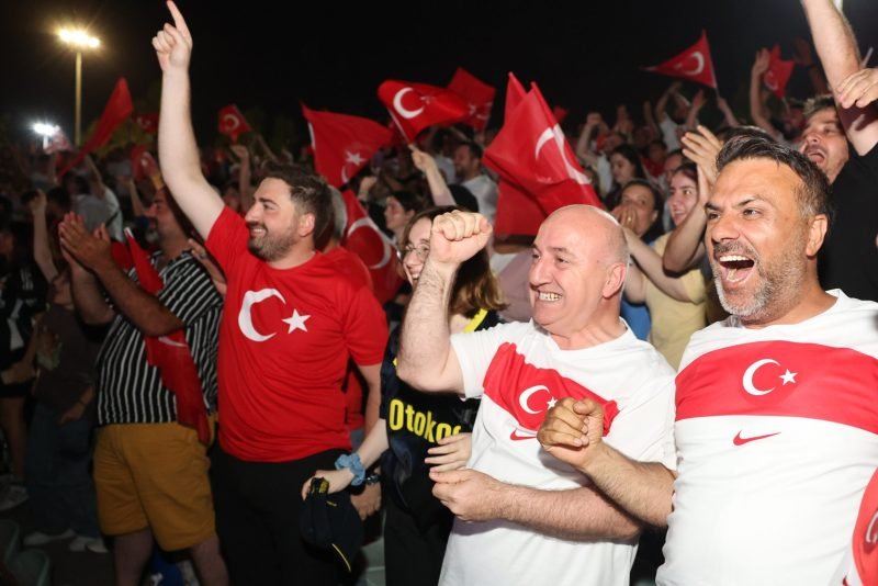 24 YIL SONRA DÜNYA KUPASI SAHNESİNE ÇIKAN MİLLİLERE DARICA’DAN TAM DESTEK