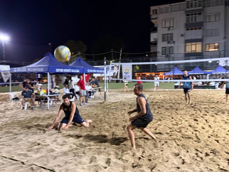 Gölcük’te Plaj Voleybolu Turnuvası Çekişmeli Müsabakalar ile Tamamlandı