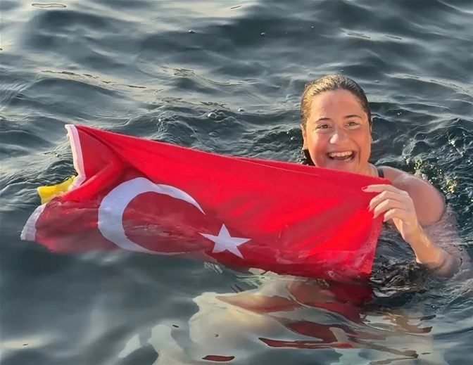 Gençlik ve Spor Bakanı Dr. Osman Aşkın Bak, Japonya’daki Tsugaru Kanalı’nı başarıyla geçerek Okyanus Yedilisi’nin 6. parkurunu başarıyla tamamlayan ve 6 parkuru geçen en genç Türk sporcu olan ultra maraton yüzücüsü Aysu Türkoğlu’nu yayımladığı mesajla tebrik etti.
