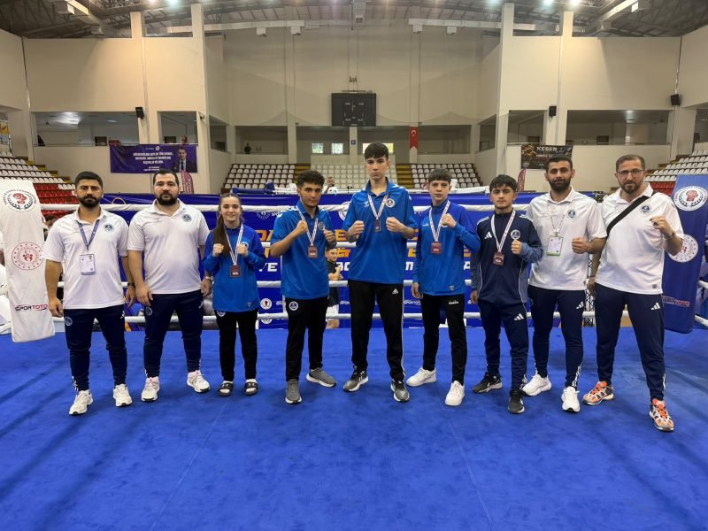 Kocaeli’nin gururu Kağıtspor kürsülerden inmiyor