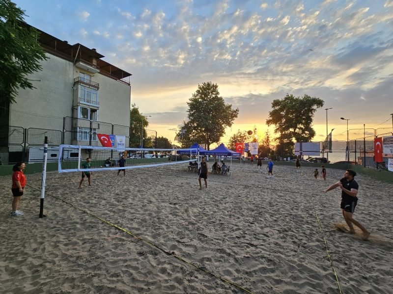 Gölcük’te Plaj Voleybolu Heyecanı Başlıyor