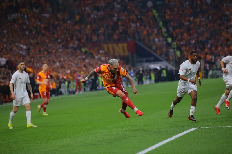 Gece Yarısı Şoku! Lucas Torreira'ya Beyoğlu'nda Yumruklu Saldırı