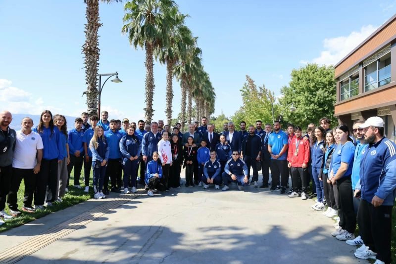 Başkan Büyükakın başarılı sporcularla buluştu
