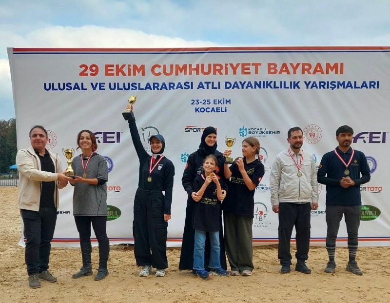 Gebze’de Uluslararası at yarışları nefes kesti