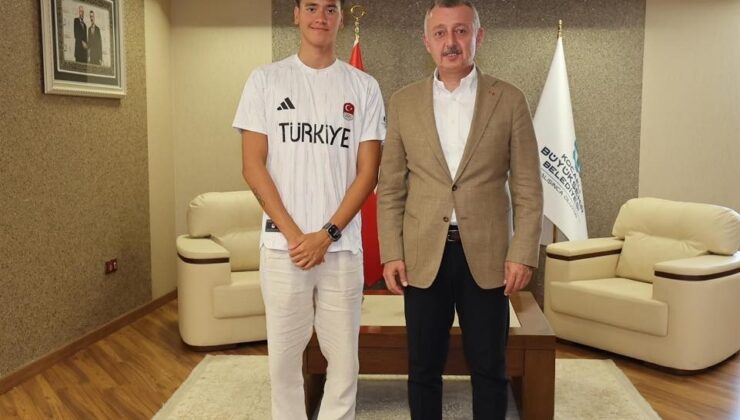 Başkan Büyükakın İzmitli şampiyonu kutladı