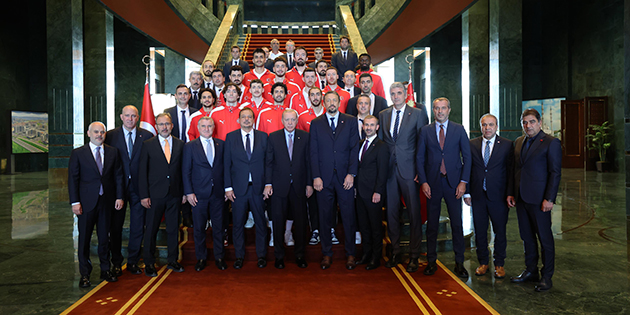 Cumhurbaşkanı Recep Tayyip Erdoğan, Avrupa İkincisi A Erkek Milli Takımını kabul etti