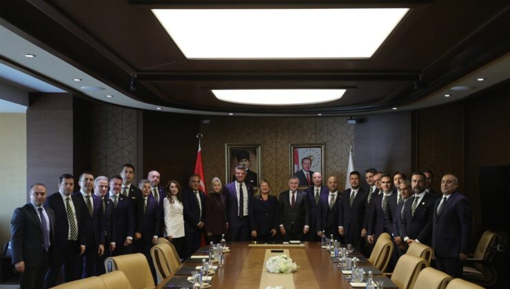 BAKAN BAK FENERBAHÇE YÖNETİMİNİ KABUL ETTİ