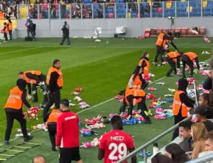 Gençlerbirliği – Konyaspor karşılaşmasında tribünler hem Cumhuriyet Bayramı coşkusu hem de Gazze’ye destek mesajlarıyla renklendi