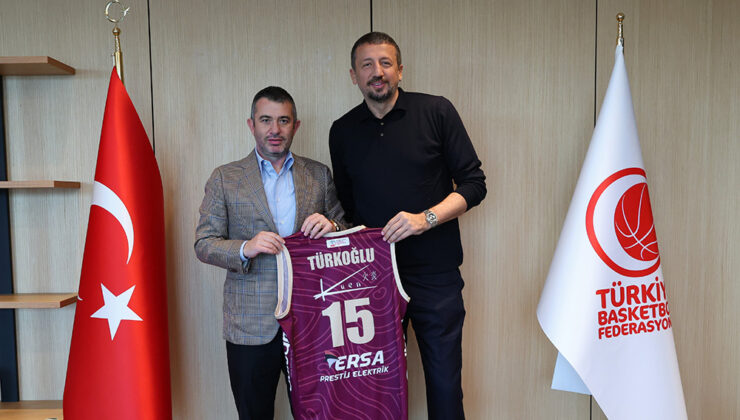 Türkiye Sigorta Türkiye Basketbol Ligi ekiplerinden Parmos Otel Bandırma Bordo Basketbol Heyeti, Türkiye Basketbol Federasyonu (TBF) Başkanı Hidayet Türkoğlu’nu makamında ziyaret etti.