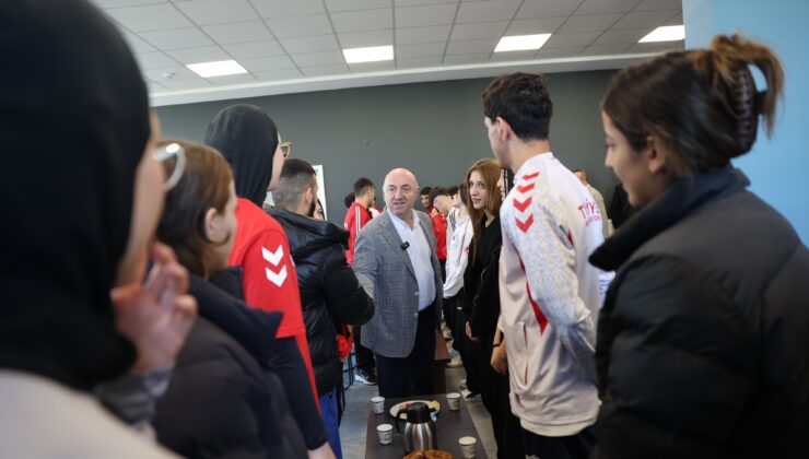 Başkan Bıyık Milli sporcularla bir araya geldi