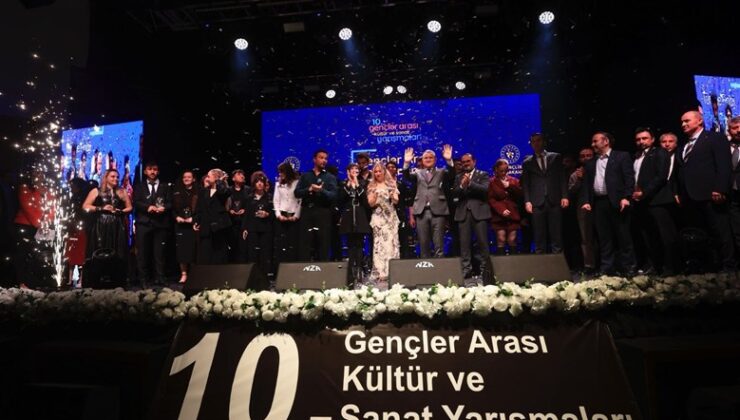 BAKAN BAK GENÇLER ARASI SES YARIŞMASINI İZLEDİ, SAHNEDE ŞARKI SÖYLEDİ