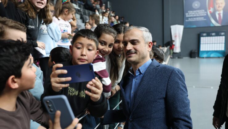 Çiftçi, basketbolsever miniklerin isteğini kırmadı