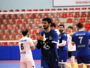 Mavi-Beyazlılar parkede doludizgin