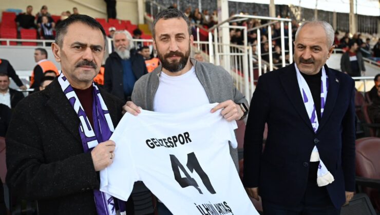 Gebzespor Kulüp Başkanı Yusuf Öztürk, Kocaeli Valisi İlhami Aktaş’a forma hediye etti.