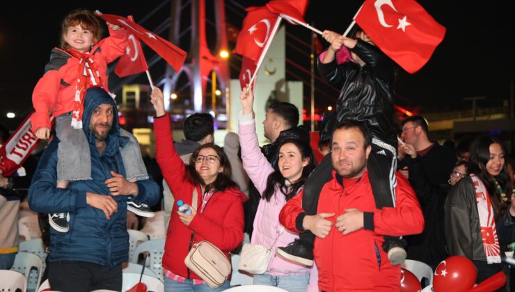 Kocaelililer, Romanya zaferini dev ekranda yaşadı;